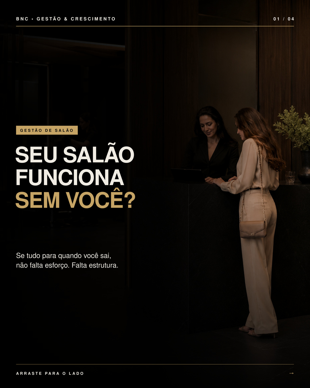 Gestoras em um salão de beleza de alto padrão analisando a operação